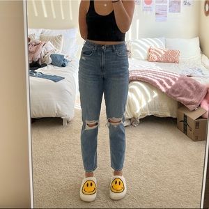 American Eagle 90’s Straight Leg. Size 2 Regular. Never Worn, SO COMFY